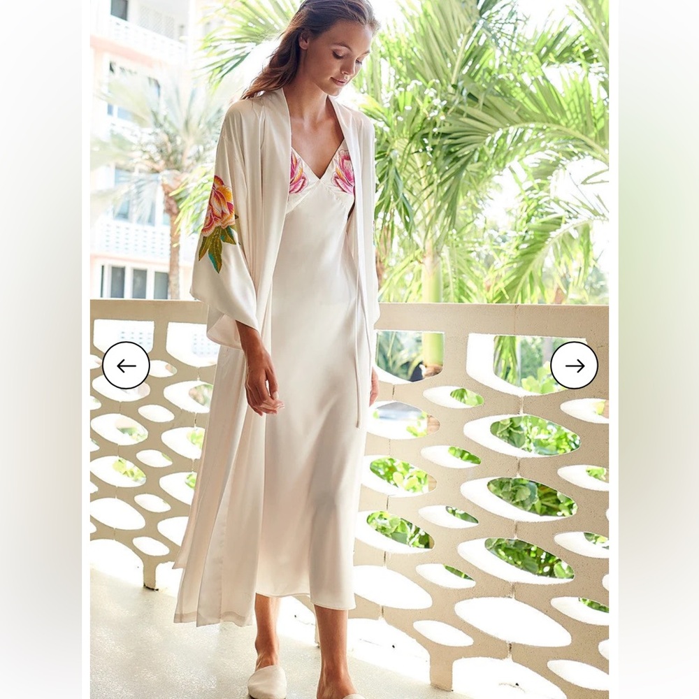 NWT Natori Serafina embroidery robe